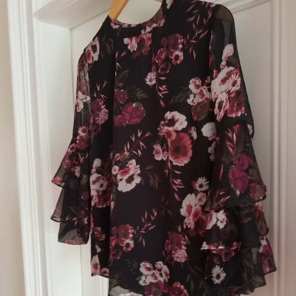 RW&CO Floral Blouse - Picture 2 of 12